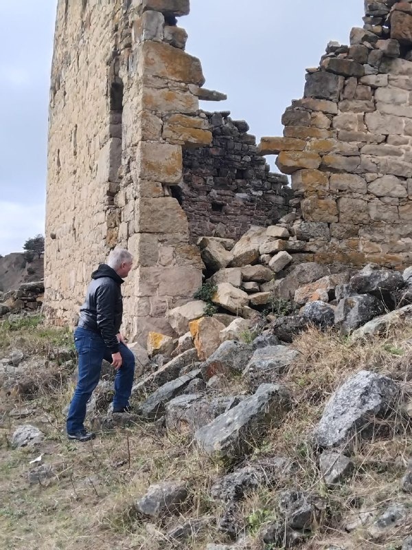 Сотрудники Джейрахско-Ассинского музея-заповедника совместно со специалистами проектной организации АСМ ГРУПП совершили инспекционную поездку в башенный комплекс «Нийкоате», где проходят плановые работы по выявлению, фиксации и учету всех объектов культурного наследия.  

Средневековое башенное поселение «Нийкоате» расположено в Джейрахском районе, восточнее «Ний» и севернее "Цизды",  административно входит в сельское поселение «Гули». На территории города-поселения имеется множество исторических объектов, это и жилые башни, мавзолеи, раннемусульманское кладбище, благоустроенный природный родник, руины каменных построек и др., которые, к сожалению, в силу объективных причин, не все состоят на государственном учете. И сегодня, как мы видим, проводится огромная работа по их восполнению. Состояние всех объектов аварийное.

Как известно, инвентаризация ОКН является одной из необходимых составляющих комплексного изучения памятников, она проводится с целью сохранения и популяризации объектов культурного наследия, а также для обеспечения их целостности.  В этом году аналогичная работа проведена на 30 башенных комплексах горной Ингушетии.
