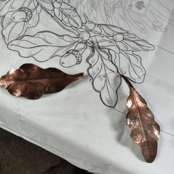 Активно идет восстановление утраченных исторических ворот в Приоратский парк Гатчины. Согласно чертежам "АСМ Групп" изготавливаются индивидуальные детали и элементы. А пока компания продолжает вести авторский и технический надзор.