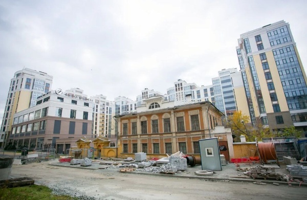 Объекты культурного наследия начнут продавать вместе с инвестиционно привлекательными участками.

Объекты культурного наследия, требующие реставрации, смогут выставляться на комбинированные торги вместе с более привлекательными для инвесторов лотами, например под жилую застройку - такой законопроект подготовлен Министерством культуры. Таким образом, купив за 1 рубль объект культурного наследия и взяв на себя обязательство его отреставрировать, инвестор получает право построить рядом новый жилой дом или отель для окупаемости.

Плюсы - спасение заброшенных памятников.
Риски - угроза исторической среде из-за точечной застройки, приоритет девелопмента над реставрацией.