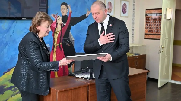 В ПГУ отметили 35-летие региональной грузинской национально-культурной автономии «Иверия» торжественным вручением благодарности от ректора.

Директор ИИЯМТ, профессор Ирина Михайловна Акопянц торжественно вручила благодарственное письмо от имени ректора ПГУ, профессора А.П. Горбунова Председателю Региональной Грузинской национально-культурной автономии «Иверия» в Ставропольском крае Петру Владимировичу Лобжанидзе.

Письмо было приурочено к 35-летию со дня основания автономии. В тексте от имени ректора отмечается, что все эти годы «Иверия» под руководством Петра Лобжанидзе является значимым центром сохранения богатого культурного наследия грузинского народа.

Ирина Акопянц также передала слова искренней признательности от университета за многолетнее плодотворное сотрудничество и личный вклад Петра Лобжанидзе в укрепление межнационального согласия.