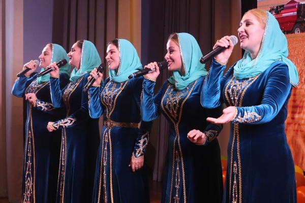 «Золотая осень»: в Сунже чествовали работников агропромышленного комплекса.

В Сунже состоялось ежегодное республиканское мероприятие «Золотая осень», приуроченное ко Дню работников сельского хозяйства и перерабатывающей промышленности.

В рамках мероприятия Глава республики Махмуд-Али Калиматов вручил награды и грамоты лучшим работникам АПК, ветеранам отрасли, а также победителям конкурсов «Лучшее личное подсобное хозяйство» и «Фестиваль цветов»

Для гостей выступили артисты Государственной филармонии им. А. Хамхоева, а также порадовали своими номерами школьники и местные ремесленники.