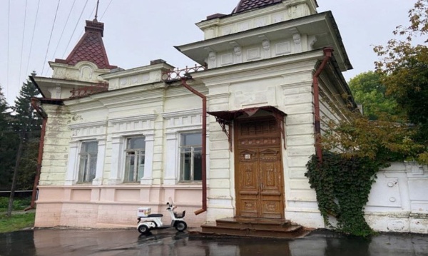 Исторический дом в Хвалынске Саратовской области, который в 1959 году использовал для сьемок фильма "Трижды воскресший" режиссёр Леонид Гайдай, признан объектом культурного наследия. 

Исторически дом, построенный во второй половине XIX века принадлежал купцу Николаю Солдаткину. Позднее в нем жил известный математик и профессор Санкт-Петербургского университета Константин Поссе, а также работал влиятельный советский политик Михаил Суслов.
