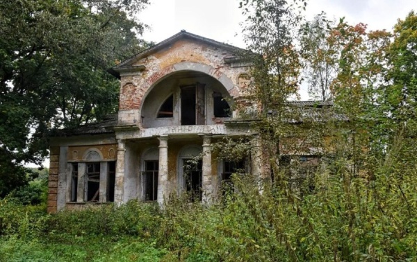 На завершившемся Петербургском экономическом форуме президент РФ Владимир Путин сообщил, что по всей России до 2030 года должны быть отреставрированы не менее 1000 объектов культурного наследия. Предложено объединить две программы льготного кредитования для достижения больших результатов.

Исторические здания и памятники президент назвал "воплощением национальной идентичности". 

"Предлагаю следующее решение, а именно - объединить ресурсы двух программ льготного кредитования по созданию туристической инфраструктуры и по сохранению объектов культурного наследия" - отметил президент.