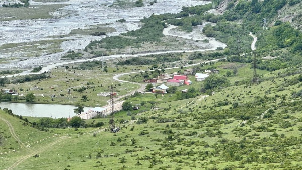 Интересные факты о селе Тамариани в Джейрахском районе. Это действительно уникальное место с небольшим населением, которое, несомненно, имеет свой неповторимый колорит и историю.

До 1944  это место ингуши  называли «Б1ехьал-Ч1ож», что в переводе на русский язык означает «Ущелье змей». В период депортации ингушей данную территорию заселили  грузины и назвали эту местность «Тамариани», в честь грузинской царицы Тамары. После реабилитации ингушского народа грузины, как истинные горцы вернули земли своих соседей. С тех пор, в знак уважения грузинскому народу ингуши называют  это село Тамариани. 

Тамариани — входит в состав сельского поселения Джейрах.
Население - 60 человек. 

В Тамариани есть только одна улица, Водная, получившая название  в виду  географического  расположения села  на правой набережной реки Терек.