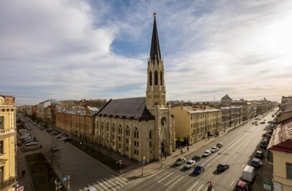 Знаменитую кирху Святого Михаила на Среднем проспекте Васильевского острова отреставрируют и вернут утраченные элементы и детали.

Как сообщил КГИОП, фасады лютеранской церкви загрязнены, а некоторые фрагменты стен отличаются по цвету от исторических. Есть трещины и разрушения штукатурного слоя.

Кирха построена в 1874-1876 годах в неоготическом стиле по проекту инж. Бульмеринга.