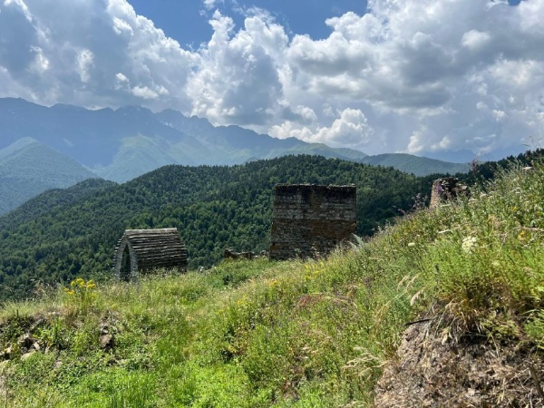 Сотрудники Джейрахско-Ассинского музея-заповедника провели мониторинг средневекового башенного комплекса «Кост».

Кост – башенный посёлок на отроге горы Цей-Лоам, южнее Карта. 

Согласно Приказам Управления культурного наследия Правительства РИ, комплекс включает в себя 52 выявленных ОКН, из них: полубоевая башня – 3, жилая башня – 13, склеп наземный – 5, склеп подземный – 16, склеп полуподземный – 4, руины каменных построек – 9, хозяйственная постройка – 2.

Полубоевые башни комплекса сохранили около 80 % от первоначального объема, имеются многочисленные трещины, крыши утрачены, основание выветрено ливневыми дождями.

Жилые башни сохранили от 40 до 90 % строительного объема, крыши утрачены. Стены некоторых жилых башен разрушены до основания, другие полуобвалены, а часть сохранилась на всю высоту.  Причина появления деформации-разрушение скального основания.

Склепы сохранили около 70-95 % строительного объема, хотя некоторые руинизированы и находятся в критическом состоянии.

По результатам проведенных полевых работ был собран обширный фотоматериал всех ОКН, составлены акты технического состояния, которые в дальнейшем будут использованы при проведении работ по их сохранению.