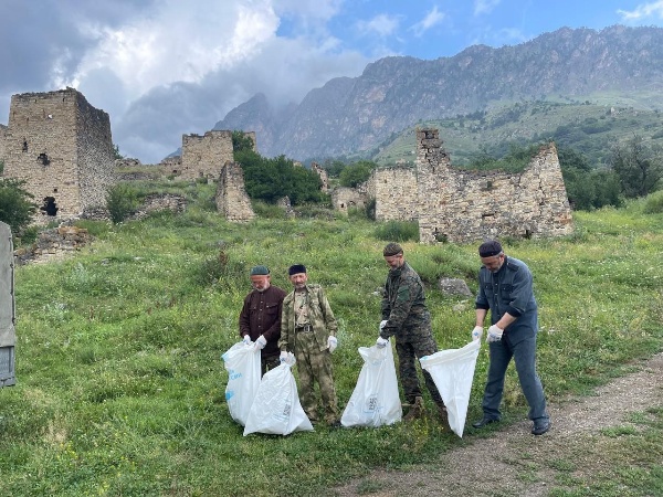 Сотрудники музея-заповедника провели субботник на территории башенного комплекса "Эгикал". Была очищена территория комплекса, собран и вывезен весь мусор. 

Ранее масштабный субботник на территории комплекса, а также вдоль русла реки Аьги-хи - притока Ассы был проведен, приурочив к Международному дню памятников и исторических мест.

А в начале этого месяца мероприятия по сносу незаконных хозяйственных построек была проведены в с. Фуртоуг. 

Призываем всех жителей республики, выезжающих в горную местность соблюдать чистоту и порядок на заповедной территории!!! Ведь чисто не там, где метут, а там, где не сорят. 