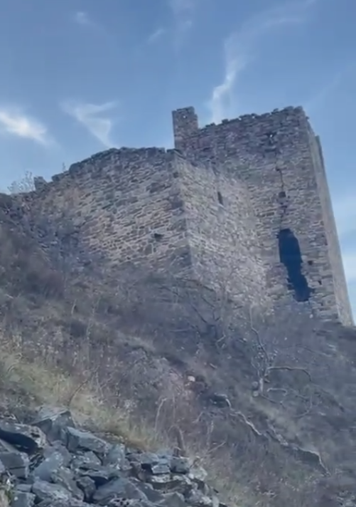 "АСМ Групп" закончило изыскательские работы на Башенном комплексе "Верхний Пуй" в горной Ингушетии. Слишком часто цитируемое мнение про полное отсутствие растворов в каменной кладке исторических башен и склепов, рассыпается в пух и прах после исследования стен башен, в том числе и данного комплекса. Впрочем, - подавляющего большинства исторических построек Северного Кавказа.