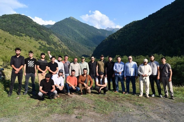 В Джейрахском районе, на территории историко-архитектурного комплекса «Нижний Пуй», состоялся четвёртый выпуск уникальной школы «Наследие». 

В течение 3-4 месяцев, молодые специалисты обучаются старинным технологиям реставрации. 

Программа включает археологию, технику «сухой кладки», этнографию, международное право ЮНЕСКО и, конечно, практику – каждый выпускник возводит каменную стену не менее 1×1 метра.

Проект реализован при поддержке фонда «САФМАР» Микаила Гуцериева и Главы Ингушетии Махмуда-Али Калиматова.