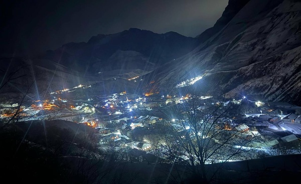 В с.п. Джейрах проводятся работы по установке светодиодных светильников для уличного освещения.

Всего за 2024-25 гг. заменили более 180-ти светильников.