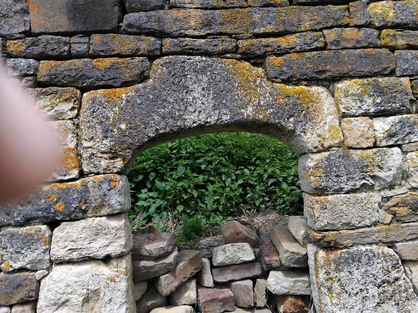 В эти дни сотрудники Джейрахско-Ассинского музея-заповедника совместно с руководителем Комитета государственной охраны ОКН Кодзоевым Т.У. совершили инспекционную поездку в Джейрахский район, к башенным комплексам «Меллер» и «Мусийкъонгикоате».

Меллер - башенное поселение в Джейрахском районе, входит в сельское поселение Гули. Расположено на юге республики, к северо-востоку от Керби, в труднодоступном ущелье. В ходе продолжающихся работ по фиксации и учёту всех объектов культурного наследия горной Ингушетии,  в комплексе выявлено и зафиксировано 1 боевая и 5 полубоевых башен, 13 жилых башен, 1 водяная мельница, 1 каменный родник, а также 30 могильников и 50 стел. На жилой башне комплекса имеются петроглифы. 

Особого внимания заслуживает сохранившийся наземный башнеобразный склеп изящного строения, расположенный на окраине поселка. Состояние склепа крайне критическое, аварийное, он находится на грани разрушения и безвозвратной потери. Склеп трехярусный, высота его 9 метров, со ступенчато-пирамидальной кровлей, с венчающим конусовидным камнем.

Повреждённое скальное  основание и обрушившиеся углы склепа, ставят под угрозу устойчивость всего объекта.   

«Это один из самых крупных сохранившихся наземных могильников на территории горной Ингушетии, - отметил руководитель Комитета государственной охраны ОКН Кодзоев Т.У., -  и его сохранение  для нас  является принципиально важной задачей. В настоящий момент начаты работы по разработке научно-проектной документации по проведению противоаварийных работ и мы будем искать источники финансирования для их успешной реализации».  

«Нам нужно приложить все усилия для того, чтобы этот объект не повторил судьбу Цоринского склепа» - добавил и.о. директора музея-заповедника Сампиев А.А.

Мусийкъонгикоате - средневековое башенное поселение Ингушетии, на его территории находится множество исторических объектов средневековой ингушской архитектуры. Расположено к востоку от «Нийкоате», боевая башня комплекса разрушена. Находится в границах территории Джейрахско-Ассинского музея-запвоедника. Подлежит государственной  охране.

 Согласно «Списку населённых местностей Военно-Осетинского округа 1859 г.» в селении Мусийкъонгийкоте находилось 15 дворов и проживало 90 человек (40 мужчин и 45 женщин).  В «Сведениях о населенных пунктах Сунженского отдела Терской области. 1891 г.» дана следующая информация: «Селение Мусиево расположено при роднике под названием „Муси-Хаст“. Дворовых мест — 12, мужчин — 52, женщин — 41. Итого: 93».