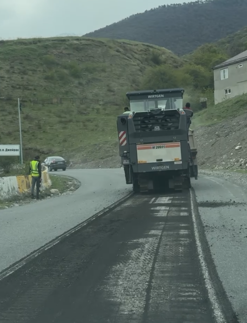 В с.п. Джейрах до укладки нового асфальтового покрытия 
начаты работы по снятию верхнего слоя старого асфальта дорожно-фрезерной машиной.
