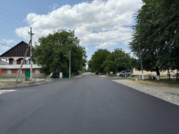 Партдесант «Единой России» в г. Карабулак в рамках Народной программы провел мониторинг благоустройства улиц Дьякова и Мира. Улицы благоустраиваются в рамках федерального партийного проекта «Городская среда». В инспекционном выезде приняли участие: депутаты Городского совета депутатов от фракции «Единой России» Арби Султыгов и Ваха Аушев, а также представитель городской администрации Магомед Мальсагов.
   
Работы проводит фирма ООО «ПИК».  Партийцы пообщались с подрядчиком объекта Тимуром Могушковым. По его словам, работы по благоустройству завершены на 90%, теперь остается только установить мусорные урны и скамейки. «Работы, проводимые фирмой ООО «ПИК», направлены на создание уютной и красивой атмосферы в городе, что способствует повышению уровня жизни горожан и общего благополучия города. Такие мероприятия по благоустройству содействуют совершенствованию городского пространства», - отметили партийцы.  