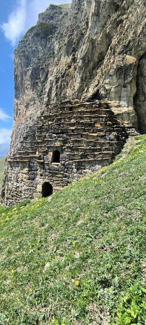 Две башни-убежища возведены в пещерах на обрывистом горном склоне Скалистого хребта, над башенными комплексами Мецхал и Гарак. 

Одна башня-убежище расположена выше другой, и в прошлом закрывала собой крупную пещеру. Сейчас большая часть стены обрушилась. 

Башня стоит примыкая к отвесным скалам, кладка стен полигональная, на которых видны остатки охристой краски, внутри имеются огромная ниша, на сохранившейся стене - наблюдательное окно. 

Также сохранилась интересная деталь - каменные ступеньки, ведущие в пещеру.

Как известно, башни имели функции убежища во время набегов неприятелей, а во время карательных экспедиций в них укрывались старики, женщины и дети. 
