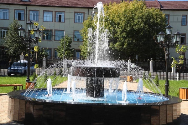 В Сунже открылся обновлённый парк «Памяти и славы».

Благоустройство охватило территорию более 10 тыс. кв. метров: высажены новые деревья и кустарники, установлены современные фонари, фонтан, скамейки, беседки и урны. Обустроена парковка, отреставрирована стела «Вечный огонь» протяжённостью 28 метров. 

 Благодаря возврату в муниципальную собственность трёх земельных участков площадь  свыше 5 200 кв. метров парк значительно расширился.

По словам Главы Ингушетии Махмуда-Али Калиматова, в Сунже продолжается комплексное благоустройство. Уже восстановлены Дворец культуры и городской стадион, впереди — реконструкция детского парка у пруда.