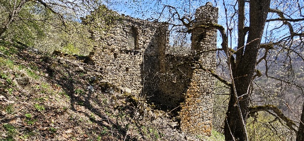 В рамках плановой научно-исследовательской работы сотрудники ГБУ «Аргунский музей-заповедник» организовали выездную экспедицию на территорию Ачхой-Мартановского района Чеченской Республики.

В процессе проведения плановой экспедиции специалисты музея — заповедника во главе с руководителем провели детальный осмотр, зафиксировали данные полученные в процессе изучения объектов обладающих признаками объектов культурного наследия.

По итогу на территории Ачхой-Мартановского района, общества Мержа было выявлено 21 объект:

3 склепа;

1 боевая башня;

1 полу боевая башня;

16 жилых башен.

А так же были проведены работы на территории хутора входящего в бывшее селение Нижние Гереты.