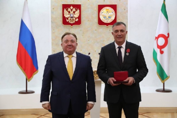 Указом Президента России трем представителям муниципальных органов власти Ингушетии присвоено почетное звание «Заслуженный работник местного самоуправления Российской Федерации», сообщает пресс-служба Главы РИ.

Это глава администрации Джейрахского района Ахмед Льянов, управляющий делами органов местного самоуправления г. Карабулака Мадина Мамилова и управляющий делами администрации Малгобекского района Фажерет Нальгиева.