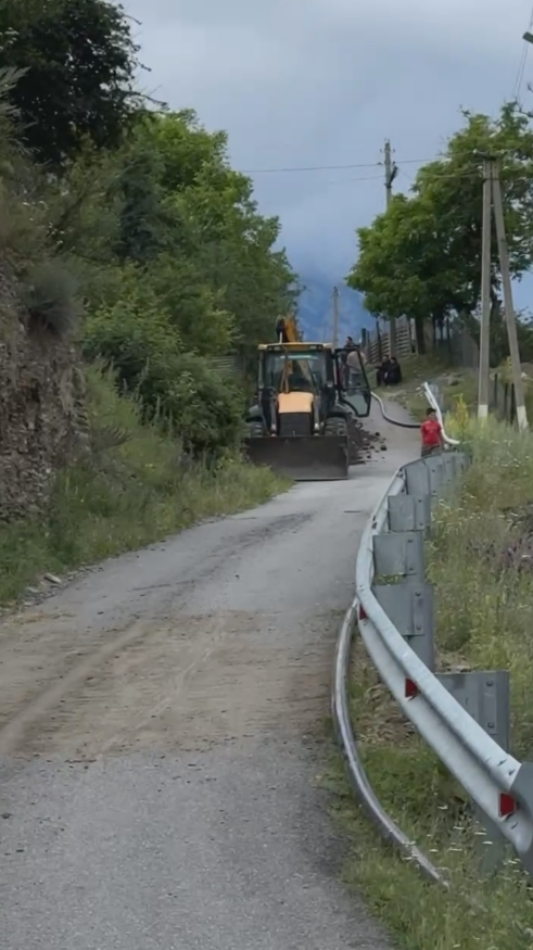 На ул. Мамилова  в с.п. Джейрах начаты работы по прокладке   водопроводной   трубы:  

Протяженность- 600 метров;

Диаметр - 90 мм;

Рабочее давление - 16 атмосфер.