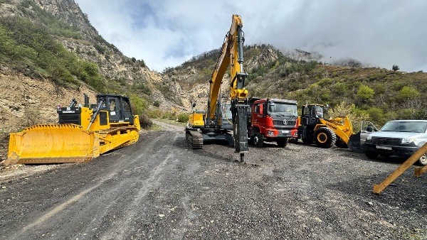 В Джейрахе состоялось открытие нового карьера «Фуртогский-2». Этот проект, охватывающий территорию в 9 гектаров и обладающий запасами в 1,8 миллиона кубических метров, станет важным шагом в развитии промышленного потенциала региона.

Благодаря поддержке мецената Михаила Гуцериева, удалось не только создать новые рабочие места, но и подготовить всю необходимую технику для эффективной работы. 

Карьер «Фуртогский-2» станет символом прогресса и развития, демонстрируя, что совместные усилия и поддержка могут привести к значительным достижениям.