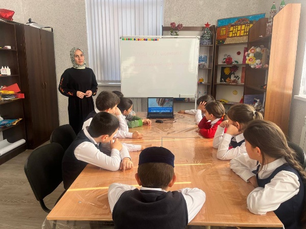 18.11.2025г. методист Дома культуры Точиева З.М. провела с детьми НОШ беседу-презентацию "Международный день слепых".

Ежегодно 13 ноября во всем мире отмечается Международный день слепых. Это не просто календарная дата, а важное событие, главная цель которого - привлечение внимания общества к жизни и проблемам людей с полной или частичной потерей зрения.