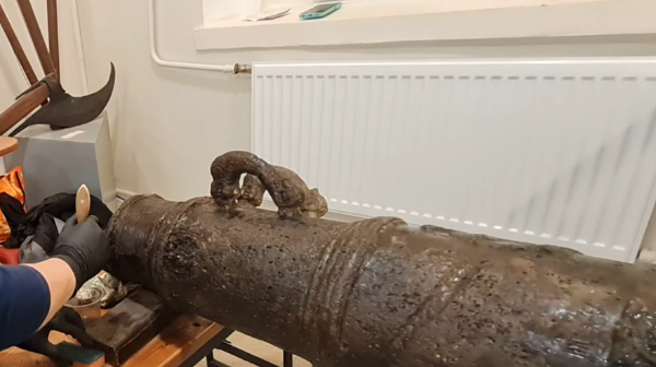 В Музее истории города Шлиссельбурга на этой неделе работают специалисты Международного центра реставрации и возвращают экспозиционный вид пушке XVII века, поднятой со дна Невы.
