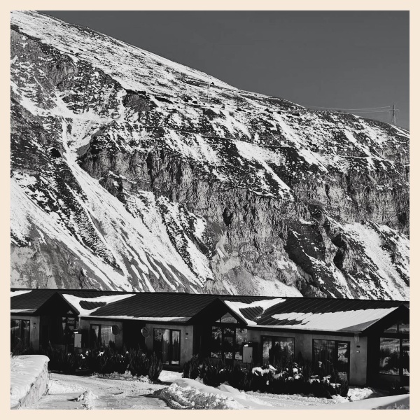 Мамисон растет: что нового? 

Отель «Калак»

На третьем этаже сервис-центра открылся новый отель: 14 номеров от 30 м² с панорамными террасами. В каждом — кофемашина, ортопедический матрас и большой балкон для утреннего кофе. 
И главное: канатная дорога — в 50 метрах. 
Вариант для тех, кто ценит каждую минуту на склоне.

Шале в «Байрай, Мамисон»

К барнхаусам добавились 14 шале по 100 м²: две спальни, гостиная и сауна прямо в номере.
Восстановиться паром не выходя из дома — роскошный максимум после дня в горах.

Ресторан «Байрай Мамисон»

Камин в центре зала, щедрые порции и осетинское гостеприимство.
Здесь завтракают постояльцы шале и барнхаусов, и рады каждому гостю курорта.

И это ещё не всё: ресторан Grand Galabu готовится к открытию уже в феврале.