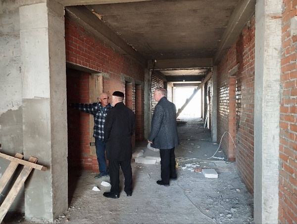 Продолжается строительство детского сада в с. п. Южное Малгобекского района. Партдесант «Единой России» следит за ходом работ.

В инспекционном выезде приняли участие: секретарь МО партии в Малгобекском районе Корейш Гулиев, депутаты районного совета, активисты МО.

Учреждение предназначено для детей от 1,5 до 7 лет и создаст благоприятную среду для правильного развития детей дошкольного возраста. Рассчитано образовательное учреждение на 120 мест. 

Строительство детского сада в самом разгаре. Процент выполненных работ на сегодняшний день составляет 45%. Завершено возведение железобетонного каркаса здания, колонн, а также выполнено перекрытие подвальных помещений, первого и второго этажей. 

Здесь проведена гидроизоляция стен и построена трансформаторная подстанция. На данный момент начата кирпичная кладка внутренних перегородок. 
Внутренняя кладка завершена на 85%.

Напомним, двухэтажное здание с подвалом будет иметь современную инфраструктуру. В дошкольном учреждении предусмотрены: групповые ячейки для детей разного возраста, вестибюль с комнатой для охраны и пожарного поста, медпункт, пищеблок, постирочная, зал для музыкальных и физкультурных занятий.

«Мы внимательно следим за качеством выполняемых работ и очень рассчитываем на быстрое и качественное завершение проекта. Данный детский сад не только создаст новые места для детей, но и станет центром социального взаимодействия для родителей и местного сообщества», - отметил Корейш Гулиев.