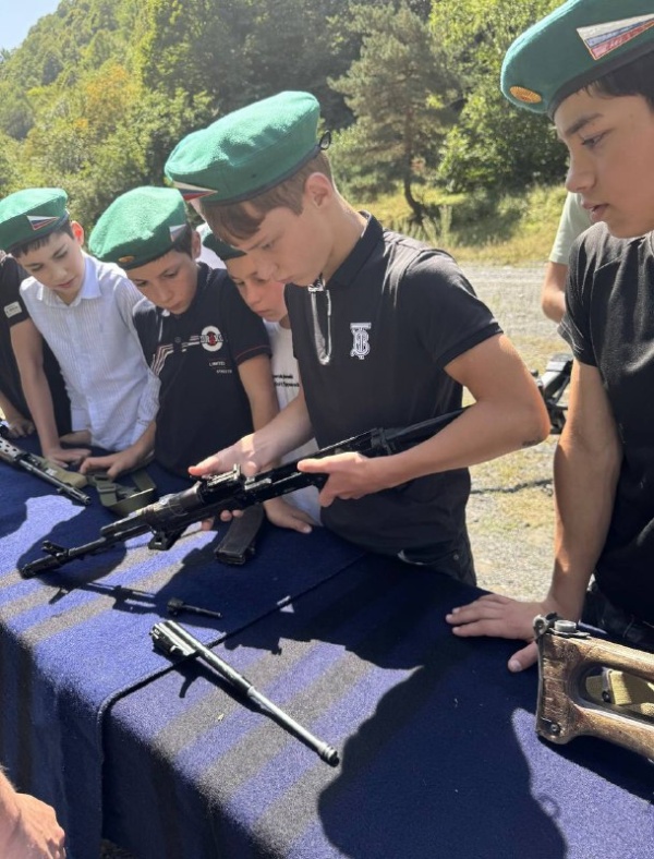 В Джейрахском районе Пограничным управлением ФСБ России по Республике Ингушетия проведена военно-патриотическая игра «Зарница».
В «Зарнице» приняли участие 3 команды: «Юнармейцы» из средней школы – детского сада с.п. Джейрах, «Юные друзья пограничников» из школ в с.п. Ольгети и Гули.

Школьники показали свои навыки в спортивном многоборье:  прыжки в длину с места, подтягивания и спортивная эстафета. В военную эстафету «Огневой рубеж» входили такие дисциплины как: надевание противогаза на время, неполная разборка-сборка автомата Калашникова, стрельба по мишени из пневматической винтовки.

По итогам игры все команды проявили сплочённость и показали достойные результаты.

Реализуемые Пограничным управлением меры способствуют реализации государственной молодежной политики, формированию у подрастающего поколения высокого патриотического сознания, активной гражданской позиции, привитие молодежи здорового образа жизни и потребности во всестороннем развитии.

Для детей общеобразовательных учреждений проводимые мероприятия замечательная возможность познакомится, проявить свои лучшие качества и волю к победе.