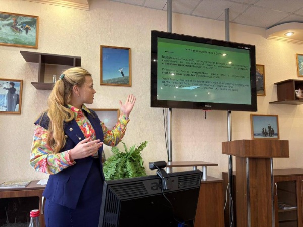 Во втором дне IX Международной конференции прошёл настоящий «научный квартет» – серия мастер-классов и открытых лекций! 

В разных аудиториях участники смогли побывать на занятиях по методике преподавания иностранных языков, когнитивной лингвистике и креативным подходам к обучению.

Андреас ван Остервейк провёл мастер-класс о систематическом чтении немецких текстов – как превратить чтение в интерактивный процесс и инструмент развития критического мышления.

Анастасия Шарапкова и Светлана Тищенко представили исследование о том, как частотность и культурные особенности слов влияют на вербальную беглость и память.

Наталья Каширина рассказала о возможностях Goethe-Institut для студентов и преподавателей: грантах, курсах и международных программах.

Михаил Церетьян провёл творческий мастер-класс по визуальному запоминанию английских коллокаций и идиом – участники учились «рисовать слова». 

Второй день конференции объединил язык, культуру и творчество, показав, что обучение может быть вдохновляющим, современным и по-настоящему живым! 