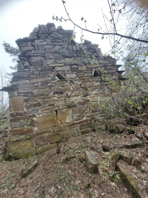 В 300 м северо-западнее от башенного комплекса «Гадаборш» находится средневековая постройка – храм-святилище «Дзорах-Дяла». 

Основание прямоугольное. Ранее постройка располагала двускатно-ступенчатой крышей, на сегодняшний день она не сохранилась. В южной части объекта устроены два дверных проема. В западной стене устроены два оконных проема треугольного типа и еще одно сквозное отверстие, расположенное у самого пола. В восточной стене наблюдается окно (узкое снаружи, с постепенным расширением вовнутрь) и две небольшие ниши. Толщина стен 60 см. 

Памятник оригинален, прежде всего, своей замкнутой отдельной комнатой, назначение которой неизвестно. Большое же помещение имеет деление – на притвор, храм и алтарь. 

Это культовое строение было открыто и описано Л.П. Семеновым и И.П. Щеблыкиным. Археологическая расчистка ее внутренней площади, произведенная М.Б. Мужухоевым в 1976 году, выявила в культурном слое кости жертвенных животных, наконечники стрел, ножи. 

М.Б. Мужухоев датировал данный памятник XIII в. На сегодняшний день сохранность храма-святилища составляет 40 %. 