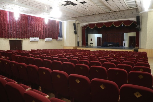 Продолжается капитальный ремонт Городского дворца культуры в Назрани.

Работы стартовали в мае 2025 года и выполняются в рамках регионального проекта «Семейные ценности и инфраструктура культуры».

Что обновляется:

Кровля и фасад: замена кровельного покрытия и реконструкция фасада.

Входная группа: ремонт главного входа и устройство новой отмостки.

Основные помещения: обновление интерьеров банкетного зала и фойе.

Инженерные системы: модернизация систем вентиляции, отопления, водоснабжения, водоотведения и пожарной безопасности.

Все работы направлены на повышение безопасности, комфорта и функциональности здания.