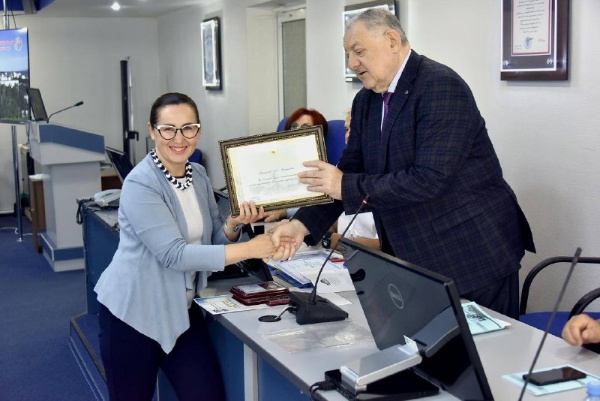 Сотрудники ПГУ были отмечены за вклад в духовное воспитание молодежи.

18 июня на заключительном в текущем учебном году Ученом совете Пятигорского государственного университета ректор, профессор Александр Павлович Горбунов по поручению Полномочного представителя Президента Российской Федерации в СКФО Юрия Яковлевича Чайки, вручил Благодарственные письма
«За значимый вклад в патриотическое и духовно-нравственное воспитание подрастающего поколения»
руководителю учебно-методического сопровождения Центра ДНЦ, доценту Алле Викторовне Григорьевой и руководителю информационно-просветительского сопровождения Центра ДНЦ, доценту Ирине Александровне Герейхановой.