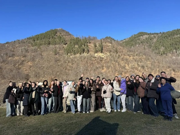 В минувшие выходные Центр индустрии гостеприимства ИИЯМТ ПГУ и турклуб «Минералка» организовали традиционную, но от этого не менее захватывающую экскурсию в Архыз для студентов и преподавателей нашего университета.

Это путешествие стало настоящим погружением в историю, природу и культуру Кавказа:

Посетили древнее Аланское городище (Нижнеархызское) и окунулись в мир мифов и легенд первых поселенцев;

Увидели уникальную святыню – наскальный образ Лика Христа, фреску, написанную на высоте 100 метров;

Поднялись по канатной дороге на высоту 2240 метров в «Романтике» 

Насладились потрясающими осенне-зимними пейзажами, вершиной горы София и узнали массу интересных фактов о географии и истории региона.