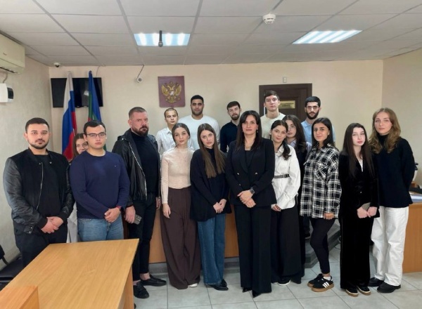 Суденты 3 и 4 курсов по направлению «Судебная и прокурорская деятельность» Юридического института ПГУ совершили выездное практическое занятие в Малокарачаевский районный суд Карачаево-Черкесской Республики. 

В рамках данного мероприятия будущие юристы получили уникальную возможность стать непосредственными наблюдателями реальных судебных процессов, что является бесценным дополнением к теоретическим знаниям. 