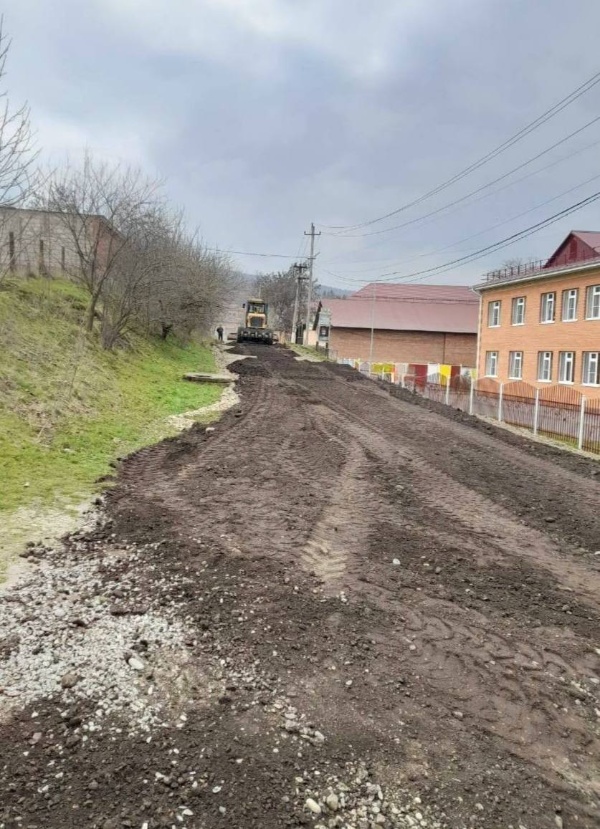 В с.п. Яндаре отремонтировали участок дороги по улице Султыгова. 

Завершены работы по благоустройству и ремонту дорожного полотна протяжённостью 320 метров.

Обновлённый участок имеет важное значение — здесь расположены Дом культуры, детский сад №10 и школа №2.

Работы выполнены в рамках комплексного подхода к развитию дорожной инфраструктуры и повышению комфорта жителей.