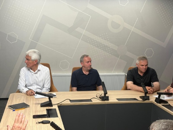 20 июня в Магасе состоялось первое заседание по вопросу сохранения культурного наследия республики, организованное представителем благотворительного фонда «Возрождение».   

В мероприятии принимали участие: руководитель Комитета государственной охраны объектов культурного наследия Кодзоев Т.У., и.о. директора Джейрахско-Ассинского музея-заповедника Сампиев А.А., руководители подрядных организаций, генеральный директор комплексных архитектурных и реставрационных проектов ООО «АСМ ГРУПП» Михайлов А.Г., общественные деятели и др.  

Задача участников встречи заключалась в том, чтобы обсудить ход работ, обменяться профессиональным опытом и передать друг другу ценные знания и умения, которые они приобрели в процессе работы.

Также обсуждали соблюдение сроков, проверка соответствия работ проекту, контроль за технологией, приведение в надлежащее санитарное состояние территории комплекса и его благоустройство. 

Прошедшее первое заседание было ознакомительным, в  ходе которого участники мероприятия смогли узнать друг друга. Они определили, кто будет вовлечён в проект, в каком формате и где будут проходить последующие встречи. Эти встречи запланированы на еженедельной основе. Также был разработан план совместной работы, который, как мы надеемся, принесёт пользу нашей республике.
