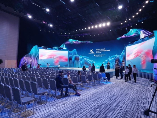 Сегодня в Минеральных водах торжественно открылся Кавказский Инвестиционный форум. Завтрашняя насыщенная программа форума предполагает деловые встречи с заместителем министра экономического развития РФ Сергеем Назаровым, основателем группы "САФМАР" Микаилом Гуцериевым, генеральным директором ДОМ РФ Виталием Мутко. Также на форуме ожидаются Премьер-министр РФ Михаил Мишустин и первый вице-премьер Александр Новак.