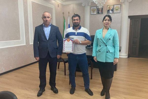 Секретарь местного отделения партии «Единая Россия» в Назрановском районе Амиран Измайлов поздравил тренера по дзюдо Ахмеда Султан-Хамитовича Падиева с Днём тренера. Ахмед Падиев является наставником юных спортсменов в физкультурно-оздоровительном комплексе с. п. Яндаре
В этом году воспитанники ДЮСШ «Чемпион» из с. п. Яндаре продемонстрировали впечатляющие результаты на турнирах разного уровня. 

«Выражаем благодарность тренерам, родителям и всем, кто поддерживал ребят в их стремлении к победам», — отметил Амиран Измайлов. Он подчеркнул, что успехи юных дзюдоистов — это результат совместной работы, и поздравил их с достигнутыми успехами, пожелав новых спортивных вершин.

Кроме того, в г. Малгобек состоялось торжественное вручение грамот тренерам МКУДО "СШ им. И.Тумгоева". Церемонию провел секретарь местного отделения партии «Единая Россия» Усман Евлоев. Награды были присуждены Макшарипу Исмаиловичу Евлоеву и Мусе Мухарбековичу Ахильгову за многолетнюю и плодотворную работу с подрастающим поколением в сфере физической культуры, спорта и патриотического воспитания. "Ваша работа имеет огромное значение для укрепления здоровья нации, формирования характера и духа молодого поколения. Вы – настоящие воспитатели будущего нашей страны", — подчеркнул Усман Евлоев, обращаясь к тренерам.

День тренера — это отличная возможность отметить вклад наставников в развитие спорта и воспитание молодежи, а также поощрить их за преданность своему делу.



