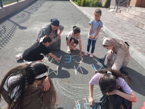 Дом культуры с.п. Ляжги традиционно присоединяется к празднованию Дня семьи, любви и верности.

В преддверии праздника, 6 июля 2024 года, был проведен детский конкурс рисунков на асфальте «Семья начинается с МЫ». Вооружившись цветными мелками, дети с огромным желанием, радостью и восторгом творили свои «шедевры». Рисунки ребят стали прекрасным подарком к празднику 8 июля.