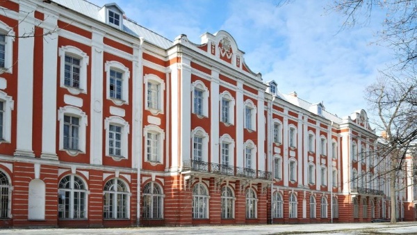 17 февраля в выставочном зале здания Двенадцати коллегий Санкт-Петербургский государственный университет, Всемирный клуб петербуржцев и оргкомитет Международной премии "Золотой Трезини" откроют выставку "Память и прогресс". 

Выставка представит проекты в области реставрации, реконструкции и приспособления памятников архитектуры и объектов культурного наследия Санкт-Петербурга и Ленинградской области, отмеченные на VIII Международной премии "Золотой Трезини. 2025".

В отличие от общей программы премии, охватывающей более 20 номинаций, настоящая экспозиция сфокусирована исключительно на сохранении архитектурного облика нашего региона. Это уникальный шанс увидеть "петербургский срез" премии: как эксперты из 35 стран оценили работу с локальными памятниками архитектуры. Примечательно, что выставка представит только реализованные проекты, которые рассматривались жюри с точки зрения не только красоты и рациональности замысла, но и уровня исполнения работ по реставрации  и адаптации памятника.

Реализованные проекты от "АСМ Групп" также войдут в экспозицию.