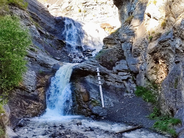 «Территория» способствует подготовке новых официальных туристических маршрутов для гостей Чеченской Республики.

В рамках сотрудничества с Шаройским районом Чеченской Республики была проведена работа с Главой администрации района Магомедовым Рамазаном Назировичем на маршруте до водопада Цеси, находящегося недалеко от районного центра села Химой.

Водопад Цеси – великолепный памятник природы, который гости района смогут посетить уже в 2024 году.

Добраться до водопада уже сейчас можно по горной дороге на высокопроходимых машинах. Пеший путь в обе стороны от села Химой займёт один полный день.

В настоящий момент администрацией района проводятся работы по улучшению дороги, которые будут завершены в ближайшее время.

Водопад Цеси станет одним из первых официальных маршрутов системы «Территория».