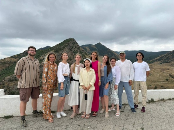 Председатель ППОС ПГУ, победительница Стипендиального конкурса Фонда Потанина, Кучерова Аюна приняла участие в волонтёрской смене Школы Фонда В.Потанина.

Школа Фонда – ежегодное мероприятие, целью которого является усиление долговременных позитивных изменений и повышение личной социальной ответственности.

На протяжении смены в государственном заповеднике «Дагестанский» волонтёры благоустраивали территорию заповедника: красили настил и перила экотропы, убирали Соколиный центр, проводили экскурсии и мероприятия для посетителей.

Помимо работы, участники познакомились с природой и культурой Дагестана. Также в  особую программу смены вошли вечера настольных игр, рассветы и закаты на Сарыкумских барханах, мастер-классы по кавказским танцам, знакомство с национальной кухней народов Дагестана.

Эта смена стала примером того, как совместными усилиями можно сохранять и развивать природное и культурное наследие.