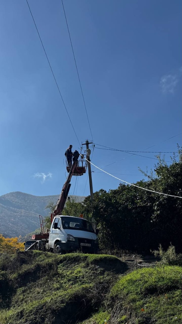 Work continues on upgrading the power line in the villages of Jayrakh and Armkhi.

The modernization of the network is driven by the need to improve the quality of electricity and ensure connectivity for new consumers.