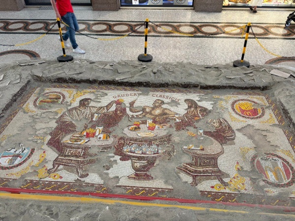 McDonald's выложил в центре Рима античную мозаику из 18000 плиток, на которой того-парни жуют Биг Мак запивая колой. Кампания притворяется археологической находкой, и все бы ничего, но выглядит пугающе органично - будто бренд существовал и при Цезаре.

Рим пал не от варваров, а от картошечки фри!