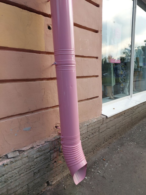 На историческом здании на углу Большого проспекта, 23 Васильевского острова и 7 линии заменены водосточные трубы, цвет которых вызывает умиление.

Угловой участок на Васильевском острове в конце XVIII века принадлежал видному государственному деятелю, сенатору В.Я.Новосильцеву, являвшемуся президентом Мануфактур-коллегии и построившему на этом месте трехэтажный каменный дом. 

С середины XIX века здание занимал трактир "Золотой олень" с гостиницей, называвшейся просто "Олень". Его сад, обнесенный оградой, занимал часть нынешнего бульвара на проспекте. В саду имелся кегельбан, стояли столики и играл оркестр. Осенью 1863 года один из гостиничных номеров трактира снял девятнадцатилетний И.Е.Репин, впервые приехавший из Чугуева. С 1830-х годов зданием владела семья Жерновых. В 1960-е годы дом был надстроен.