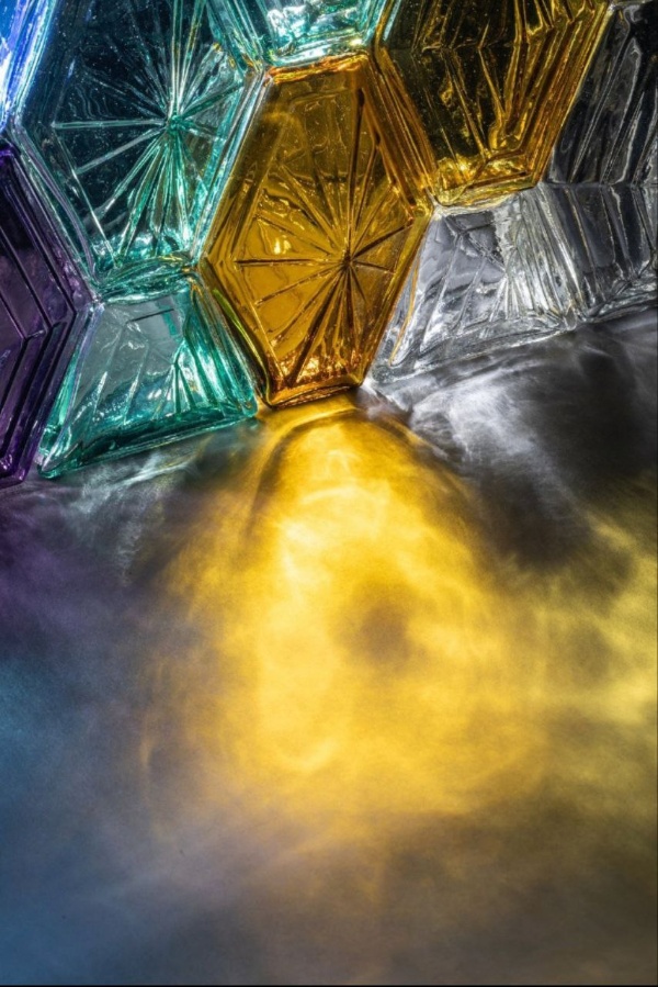 С 17 мая по 21 сентября в Выборгском замке представят масштабную коллекцию кирпичей Фальконье и старинных стеклянных архитектурных элементов.

На выставке "Свет сквозь время: архитектурное стекло в орбите Фальконье" представят напольные призмы и иллюминаторы, оконные призмы Люксфер, стекла Капплер, стеклянную черепицу, разнообразные ручки со стеклянными валиками, советские стеклоблоки и многое другое стеклянное. Особое место в экспозиции займут подлинные каталоги и прейскуранты начала ХХ века, подтверждающие аутентичность коллекции.