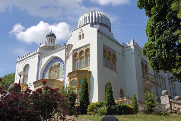 Всем хорошо известен Дом эмира Бухарского в Санкт-Петербурге, на Петроградской стороне.
А что вы знаете о Дворце эмира Бухарского в Железноводске?

На прошлой неделе волонтеры пятигорского "Том Соейер Феста" провели работы на майолике, созданной в 1909 году в мастерской Гельдвейн-Ваулина в Санкт-Петербурге, очистили и восстановили входной портал в этом дворце.

Как рассказали в соцсетях фестиваля, калитку делали из двух листов железа, а исторический узор вырезали лазером. Кроме того, волонтеры планируют создать реплики утраченных изразцов (керамической плитки, с помощью которой облицовывают печи, стены и камины).

Сам дворец эмира Бухарского сейчас тоже восстанавливают. Работы в нём обещают завершить в конце октября 2025 года.