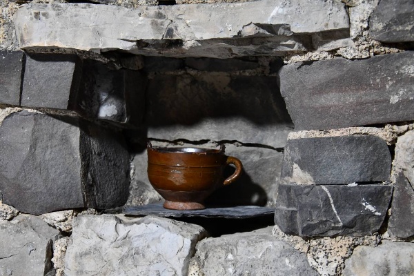 "В ноябре в горной Ингушетии откроется уникальный музей под открытым небом, созданный командой школы каменщиков-реставраторов «Наследие». 

Музей будет располагаться внутри одной из отреставрированных жилых башен на территории архитектурного комплекса Нижний Пуй, вход в него будет бесплатным по пятницам после обеда, так как в остальные дни на территории проходят реставрационные и археологические работы. 

Задача музея гораздо шире, чем просто хранение артефактов — он станет пространством, где каждый сможет погрузиться в жизнь средневековых горцев. В настоящее время в коллекции уже около 500 уникальных находок, среди которых такие исторические ценности, как кинжал времен имама Шамиля, латунная пулелейка XIX века, фрагмент ствола пищали XVII века, миниатюрная наковальня, хозяйственные инструменты, керамика, лампы и редкие височные подвески. 

На территории Нижнего Пуя проводятся исследования шести башен и трех склепов, и организаторы планируют, что музей будет постоянно пополняться новыми артефактами. Это уникальная возможность узнать о земледелии, ремеслах и искусстве наших предков, а также о том, в какой среде они жили. 

Отмечу, что команда «Наследия» под руководством Рамзана Султыгова, реставратора с международным опытом, проделала колоссальную работу за год с момента основания школы. Помимо самой реставрации на территории комплекса активно ведется научная деятельность. 

Специалисты обнаружили не только артефакты, но и ритуальное захоронение жеребенка, что подтвердило существование погребального обряда, описанного первым ингушским этнографом Чахом Ахриевым. Также найден фрагмент деревянной двери, которой пользовались еще средневековые ингуши, оригинальные каменные полы и многое другое.

Хочу выразить благодарность благотворительному фонду «Сафмар» и его основателю Микаилу Гуцериеву за неоценимую поддержку в создании школы «Наследие», которая вошла в долгосрочный проект по исследованию и реставрации более 3 тыс. памятников ингушской средневековой архитектуры", - сообщил глава Республики Ингушетия Махмуд-Али Калиматов.