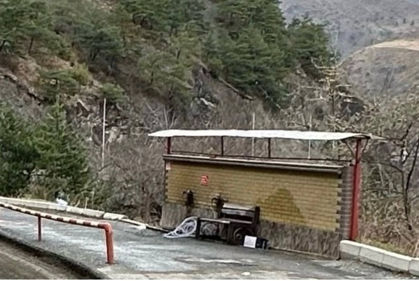 По улице Льянова села Джейрах появилась новая обустроенная общественная зона — приятное пространство отдыха и досуга для местных жителей. Реализованный проект стал частью масштабной программы национального проекта «Городская среда», направленного на улучшение качества жизни населения и создание комфортных условий для всех категорий горожан.

Проект подчеркивает внимание государства к нуждам регионов и стремление сделать жизнь каждого гражданина лучше и комфортнее, предоставляя новые возможности для полноценного отдыха и культурного развития.