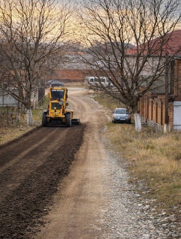 В Экажево начался капитальный ремонт улиц Березовая и Угурчиева.

В сельском поселении приступили к обновлению дорожного покрытия сразу на двух улицах. Работы начались после обращений жителей — участников специальной военной операции, проживающих на этих улицах.

На улице Березовая ремонт охватывает участок протяженностью более 300 метров.
На улице Угурчиева работы ведутся на участке длиной свыше 400 метров.

Работы направлены на улучшение дорожной инфраструктуры и создание более комфортных условий для жителей.
